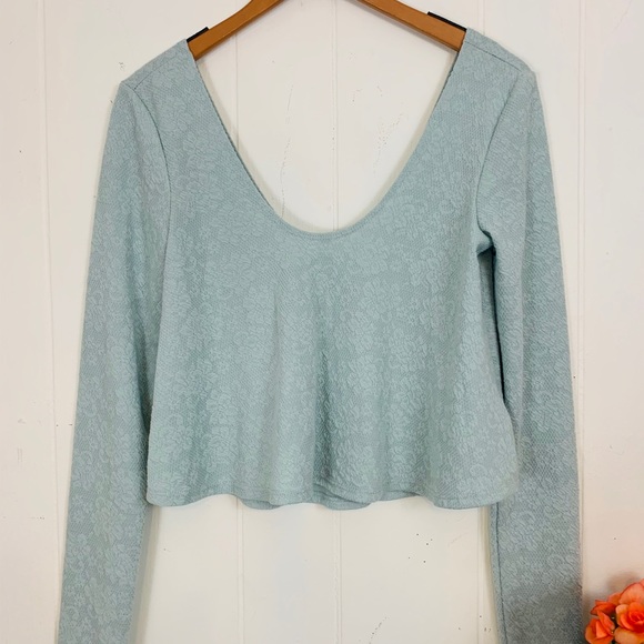 UO | Kimchi Blue Scoop Longsleeve Crop Top - Picture 2 of 6